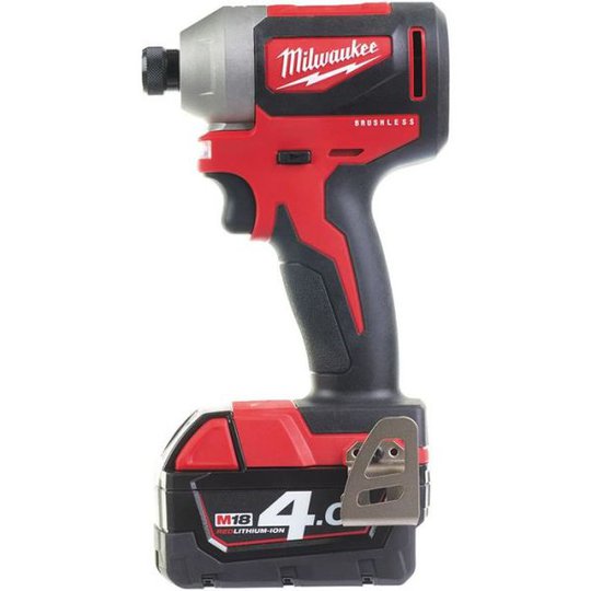 Milwaukee M18 CBLID-402C Iskevä ruuvinväännin sis. 4,0 Ah:n akut ja laturin