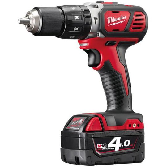 Milwaukee M18 BPD-402C Iskuporakone sis. akut ja laturin