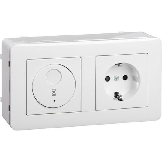 Schneider Electric Exxact WDE002467 Kulmarasia ajastimella ja pistorasialla